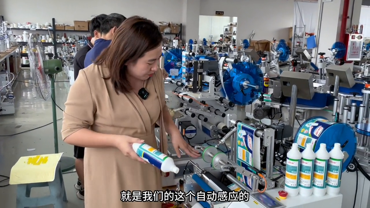 半自动多功能贴标机,圆瓶扁精准瓶、方瓶、异形瓶都可以贴 半自动多功能贴标机,圆瓶扁精准瓶、方瓶、异形瓶都可以贴