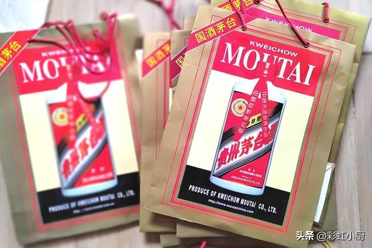 才反应过来，原来茅台最“世故”的设计是手提袋，有啥用处呢？