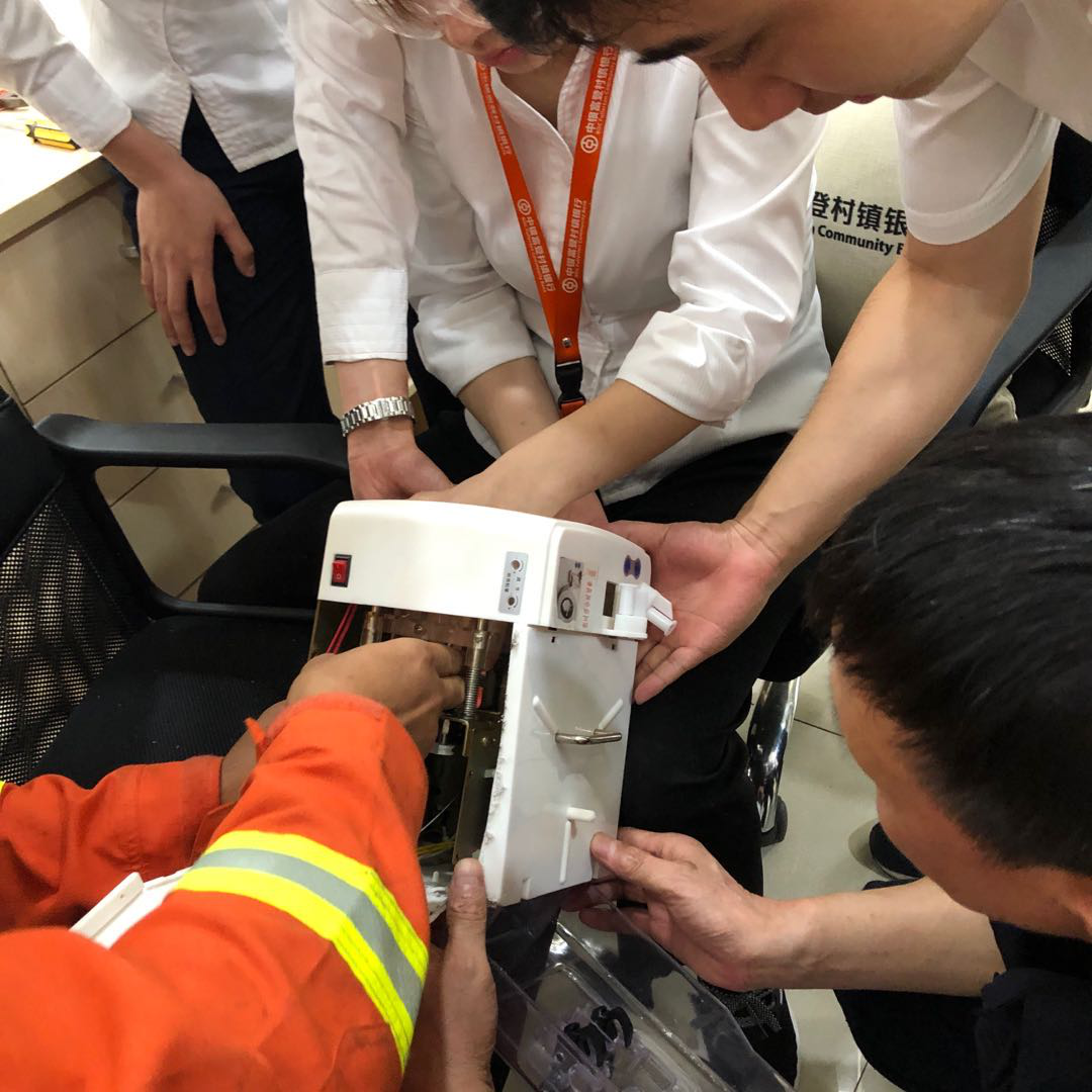 真“掉钱眼里”了！银行职员手卡进现金扎把机，无奈求助消防