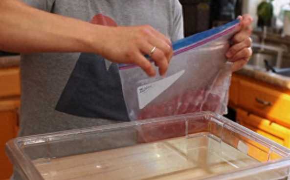 塑料袋放进水里，下一秒的效果堪比昂贵的真空包装机