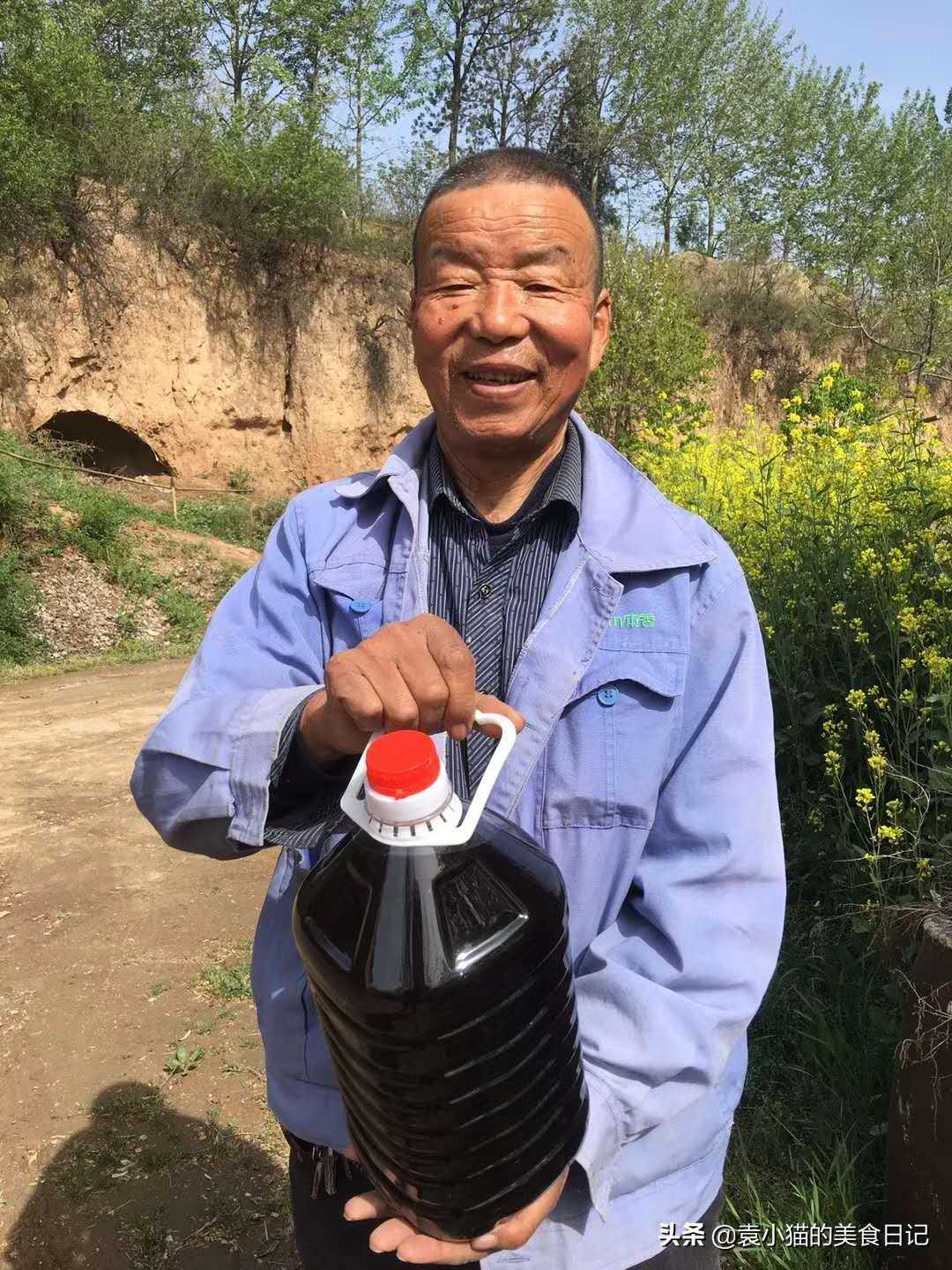 宝鸡80岁老爷爷在窑洞里做醋30年，酸香味浓！西安人开车来打醋
