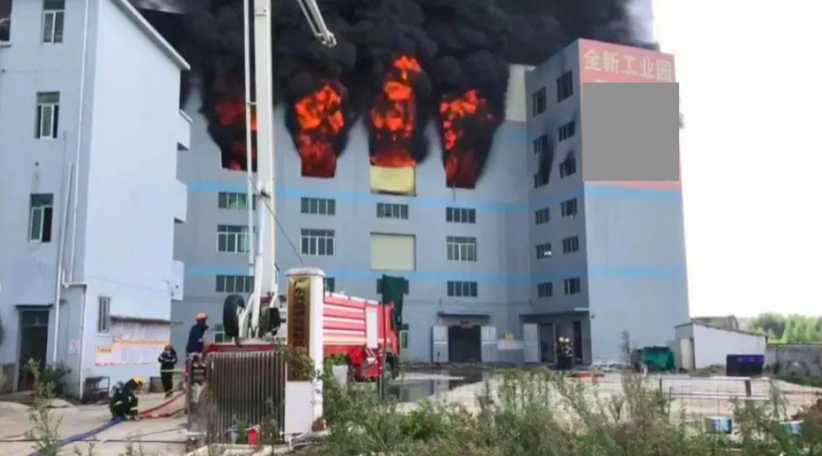 他点、他扑、他控制不住……男子好奇用打火机点燃珍珠棉引发火情