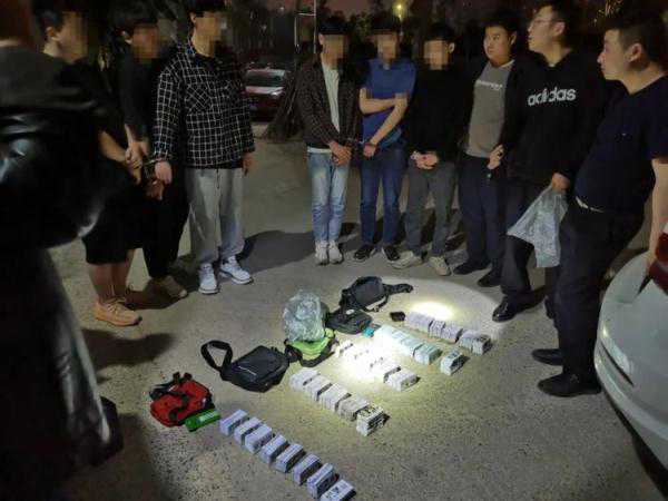 印制散发涉黄“小卡片”，团伙9人被抓！