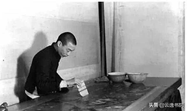 陌生女子公交上塞给司机一大袋文具，袋中纸条内容令人暖心