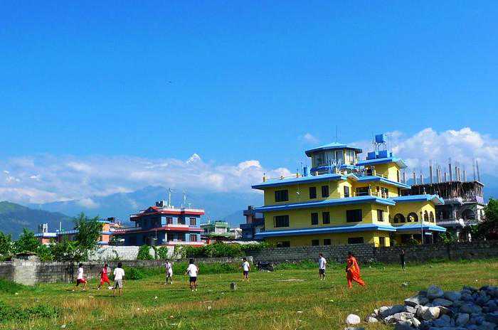 办理登山证路遇漂亮尼泊尔奶奶，求拍照很配合，还买一送一