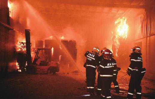 长沙县包装厂失火 上百名消防员连夜救援 长沙县包装厂失火 上百名消防员连夜救援