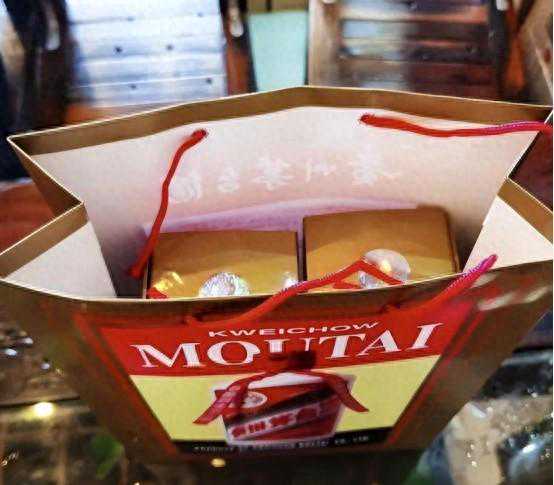 才发现，茅台最耐人寻味的设计，竟是手提袋，你知道如何使用吗？