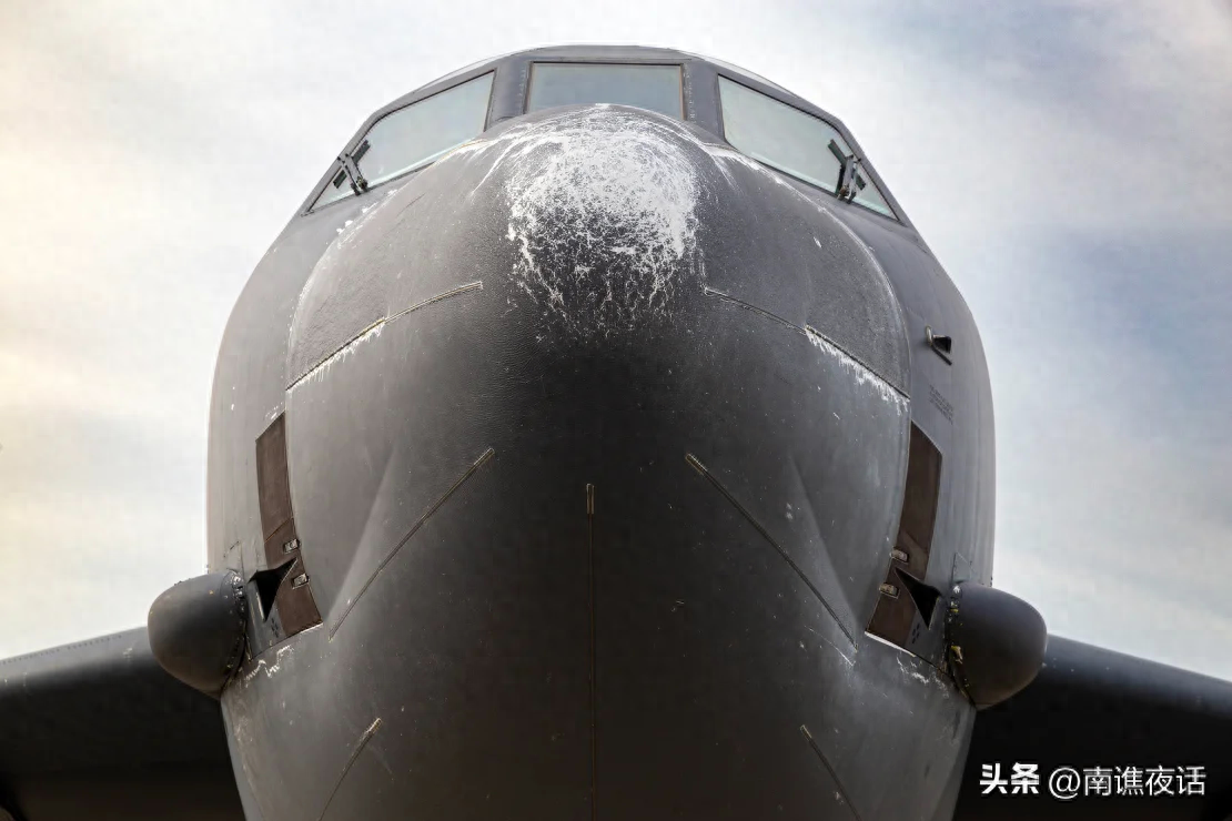 美国战略轰炸机B-52，1961年制造的老古董，美国记者随机采访