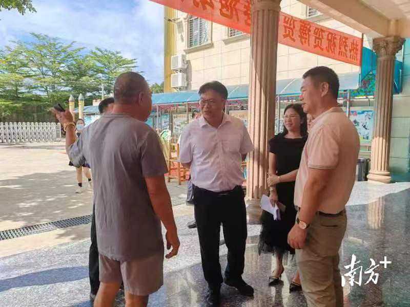 梁荣杰带队督导检查校园食品安全工作：以“四个最严”落实食品安全“两个责任”