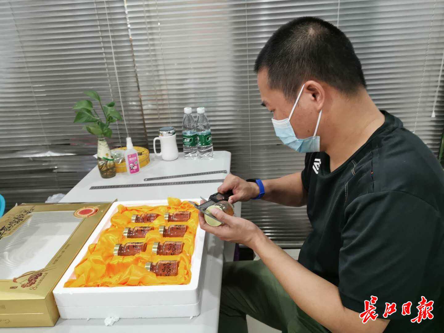 月饼等有没有过度包装价格虚高？他们拿着游标卡尺随机抽查