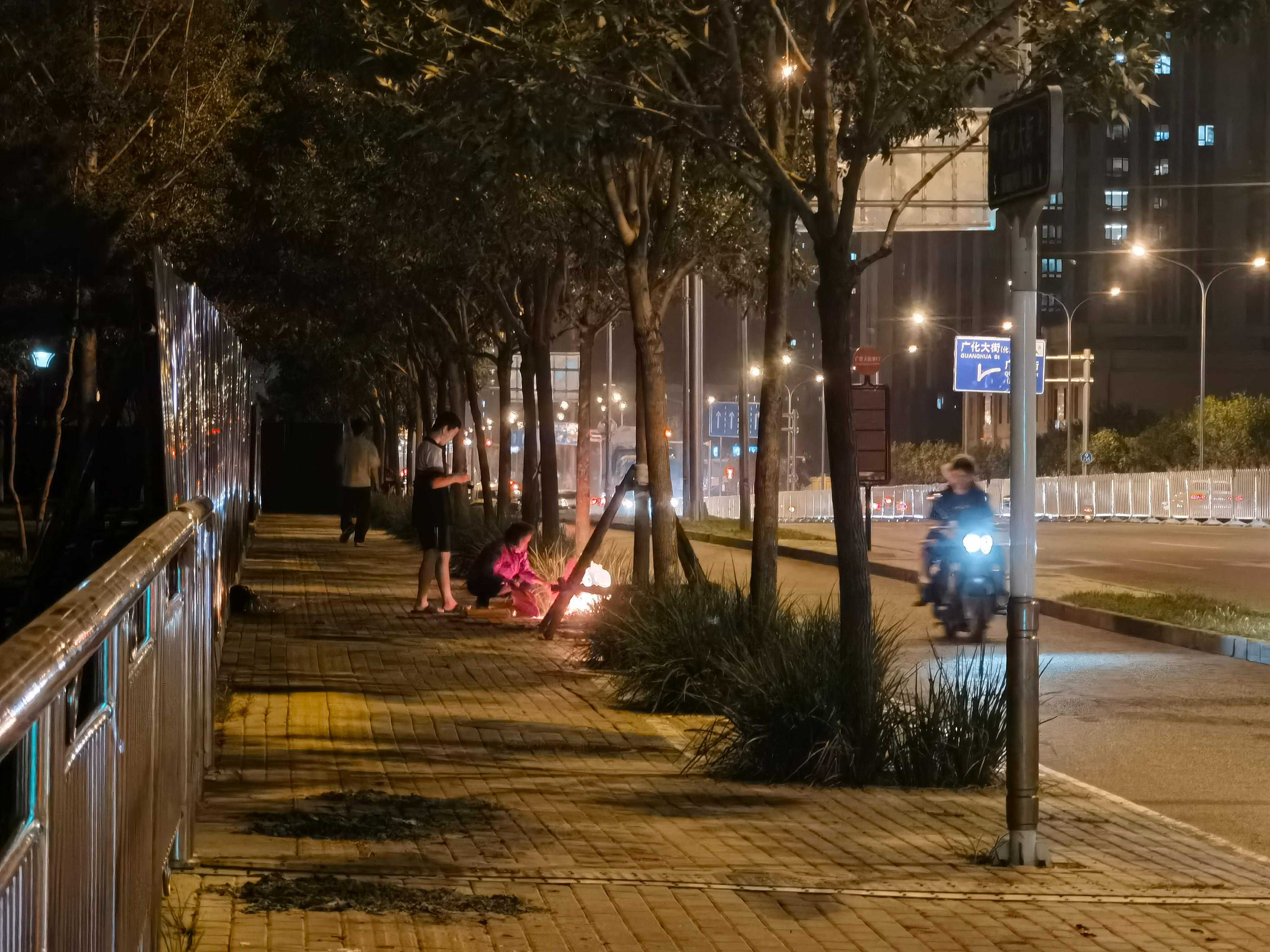 余烬没灭就走、包装纸随意乱丢，中元节祭拜文明与安全不能丢